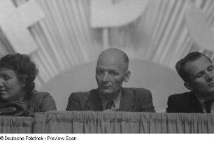 Porträt Adolf Henneckes auf dem Podium, neben Erich Honecker