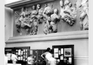 Sonderausstellung "Ein Jahrhundert Forschungen zum Pergamonaltar" im Pergamonsaal im Pergamonmuseum