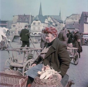 Weimar. Marktplatz : Weimar, Marktplatz, Marktfrau, April 1955