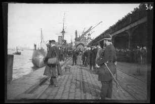 Antwerpen (Belgien): Honoratioren und Volk an den Landungsbrücken ("Ankunft zweier argentinischer Kanonenboote") (Seitansicht)