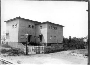 Wohnhaus in Ortsrandlage Dresden oder Vorstädte (um 1925). Fotografie (Negativabzug auf Papier) von Ursula Richter. Dresden, um 1930