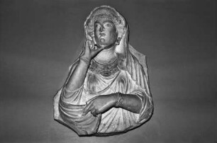 Grabrelief einer reich geschmückten Frau