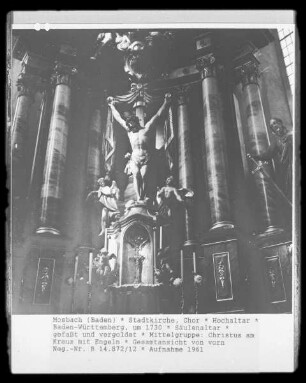 Hochaltar — Mittelgruppe: Christus am Kreuz mit Engeln