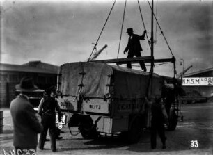 Verladen der Opels : Ein Expeditionslastwagen wird am Hafen verladen
