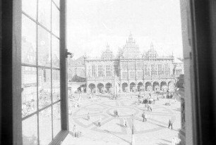 Bremen: durch Fenster der IHK auf Rathaus, mit Figur im Glasfenster