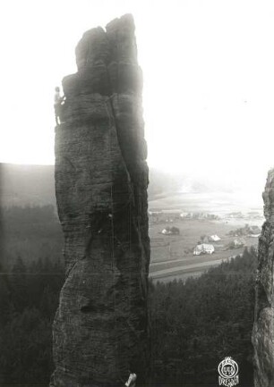 Böhmische Schweiz ( České Švýcarsko), Eiland (Ostrov). Emporturm (Vztyčená věž). Seilschaft Karl Ullrich am AKV-Weg (Ostweg, VIIa)