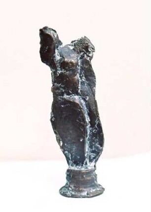 Kleine Stehende mit erhobenem Arm