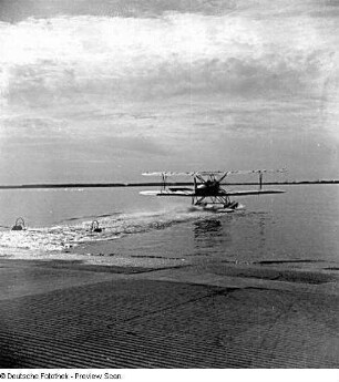 Rostock-Warnemünde. Deutsche Verkehrsfliegerschule, Zweigstelle Seefliegerschule Warnemünde. See-Schulflugzeug Heinkel HD-24 auf dem Wasser gleitend