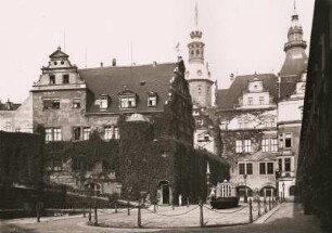 Dresden, Stallhof. Blick über den Hof mit Prunkgondel auf Kanzlei und Georgentor mit Hausmannsturm