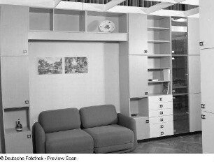 Anbauwand : Wohnzimmermöbel. Anbauwand (1976; VEB Möbelkombinat "neuzera" Rathenow) und Zweisitzer
