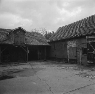 Gehöft. Stallgebäude und Scheune