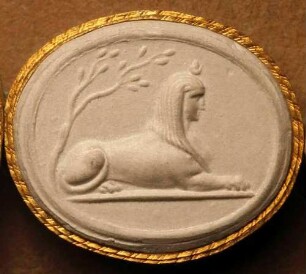Ägyptische Sphinx mit Schleier und Lotusblume (Daktyliothek, Das Alterthum nach Lippert und Visconti)