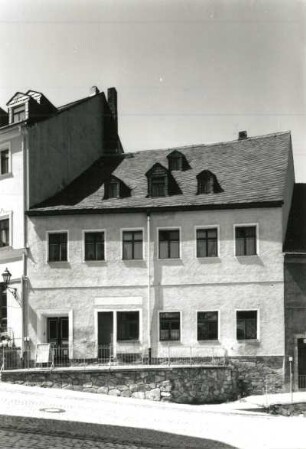 Schwarzenberg. Wohnhaus mit Laden, Markt 5 (um 1825). Straßenfront mit Stützmauer