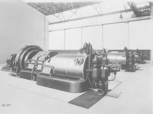 Antrieb eines Gleichstromgenerators durch Dampfturbinen über Zahnradgetriebe : Technikgeschichte | Elektrotechnik | Erzeugung elektrischer Energien | Gleich- und Wechselstromgeneratoren, Turbogeneratoren