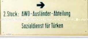 Hinweisschild "AWO-Ausländer-Abteilung Sozialdienst für Türken"