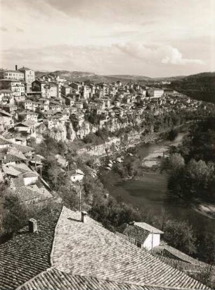 Bulgarien. Weliko Tarnowo (Tirnowo, Tirnovo). Stadtansicht von Südwest mit Fluss Jantra