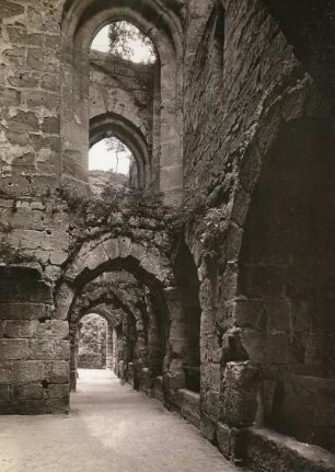 Oybin, Klosterkirche, Ruine des sog. Kreuzganges an der Nordseite der Kirche
