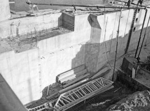 Bau der Staustufe Untertürkheim/Neckar