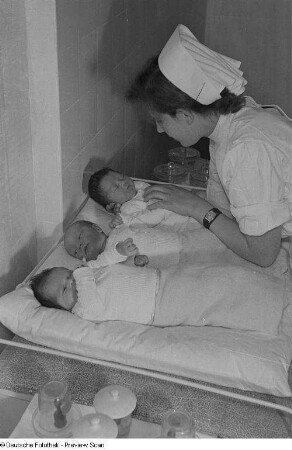 Krankenschwester mit Neugeborenen