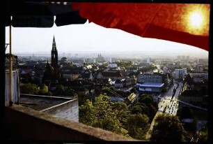 Freiburg: von Dattler Terrasse, Vordergrund roter Sonnenschirm
