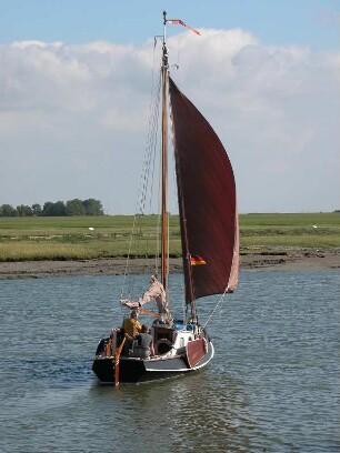 Wattenmeer vor der Nordseeinsel Baltrum : Ein Segelboot fährt auf dem Wattenmeer vor der Nordseeinsel Baltrum, aufgenommen 2004