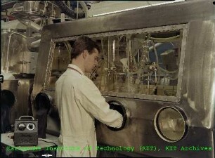 Mitarbeiter an einer Fällbox der Firma Alpha-Chemie und Metallurgie (ALKEM)