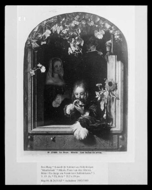 Ein Junge am Fenster mit Seifenblasen