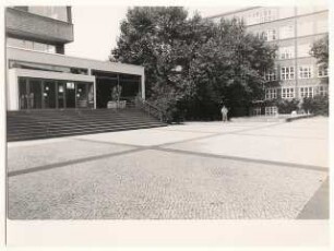 Rathaus, Berlin-Wedding: Eingang und Vorplatz