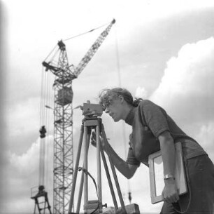 Bauingeneurin : Eine Bauingenieurin bei ihrer Arbeit
