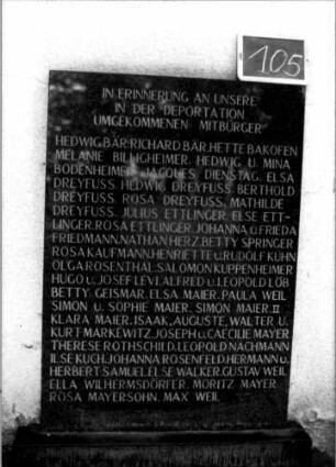 Grabstein 105 (Index: 100110381) Material: Granit Zustand: gut Maße HxBxT: 148x67x6 cm Beschreibung: rechteckige Stele, Sockel Besonderheit: Gedenkstein -> Namen siehe freie Kommentierung: Grabstein 105 (Detailaufnahme)