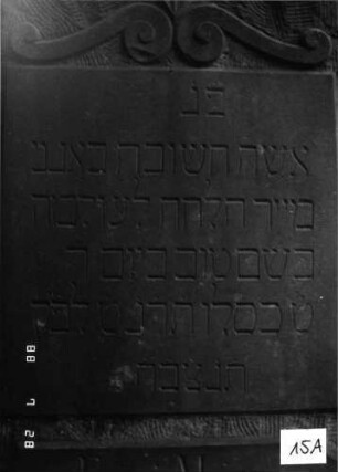 Grabstein 15 (Index: 100101162) Material: Sandstein Zustand: gut Maße HxBxT: 113x50x16 cm Beschreibung: rusticaartige Stele, Sockel, Segmentbogenabschluß, Schriftplatten rechteckig Symbolik: Voluten: Grabstein 15A