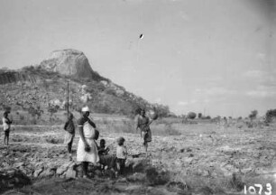Umgebung von Mutoko : Landschaft mit Dorfbewohnern