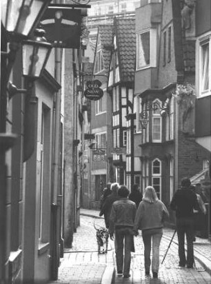Bremen-Altstadt. Schnoor-Viertel. Blick in eine Gasse mit Besuchern des Viertels