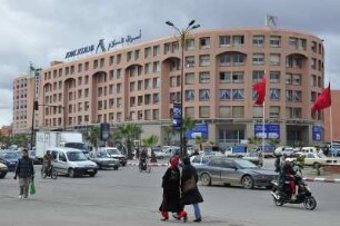 Neubauten in Marrakesch : Straßenverkehr in der Neustadt von Marrakesch, aufgenommen am 03.11.2008