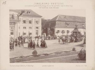 Kostümierte zu Fuß mit Prunkwagen beim Jubiläums-Festzug zum 70. Geburtstag des Großherzogs Friedrich I. von Baden vor dem Karlsruher Schloss