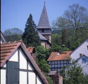 Knüllwald-Reddinghausen (Schwalm-Eder-Kreis). Ortsteilansicht. Blick auf die Kirche (E. 15. Jh. erbaut)