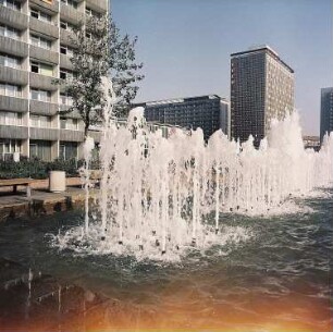 Dresden.Blick über den Brunnen auf dem Leninplatz mit Blick zur Prager Straße