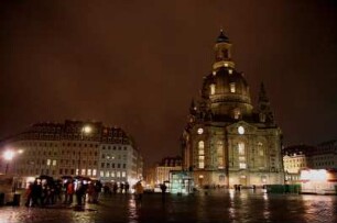 Dresden-Altstadt. Neumarkt. Ansicht mit QF Hotel und erleuchteter Frauenkirche