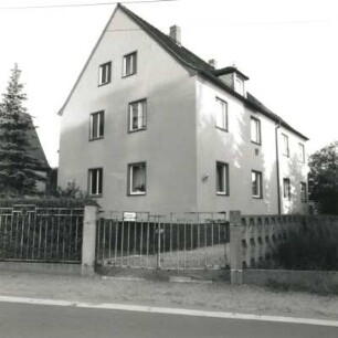 Dresden-Trachau, Neuländer Straße 61. Wohnhaus. Straßenansicht mit Einfriedung