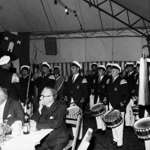 Schützenfest: Veranstalter Schützenverein Reinfeld und Umgebung von 1954 e.V.: Königsfrühstück: im Festzelt: Spielmannszug der "Old Reinfelder Jungs" spielen: davor am Tisch Gäste, 12. September 1970