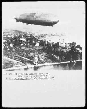 Das Luftschiff L. Z. 127 "Graf Zeppelin" über der Stadt Friedrichshafen