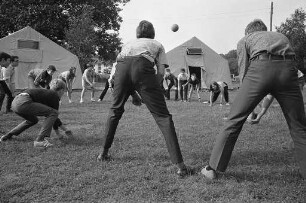 Ferienfreizeit für Kinder und Jugendliche im Waldheim der Arbeiterwohlfahrt an der Linkenheimer Landstraße.