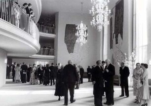 Blick in das 1. Rang-Foyer des Düsseldorfer Opernhauses, Eröffnung 1956