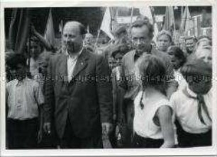 Walter Ulbricht besucht ein Pionierlager bei Saalfeld