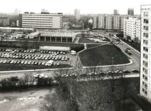 Dresden-Altstadt. Blick aus dem Wohnhochhaus, Terrassenufer 14, über die Ziegelstraße und Pillnitzer Straße nach Süd-Südosten gegen das SSW (Sächsisches Serumwerk)
