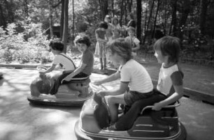 Traditionelle Einladung der Leiterin des Märchenwalds Rappenwört Irmgard Beck an Kinder der Kindertagesstätte "Sonnensang" zum Besuch des Märchenwalds