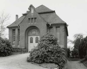 Neukirch, Friedhof : Neukirch. Friedhofskapelle (um 1905), Friedhofsweg 6. Eingangsseite