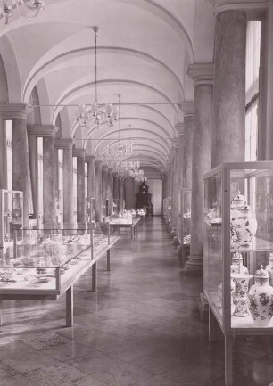 Zwinger, Innenaufnahme, Langgalerie mit Neuaufstellung der Porzellansammlung (Eröffnung am 23. 9. 1962)