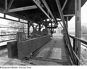 Löbau. Kohletransportbahn (Industrieseilbahn) zwischen Bahnhof und ehemaliger Färberei Römer AG. Seilbahn. Teilansicht mit Seilrädern