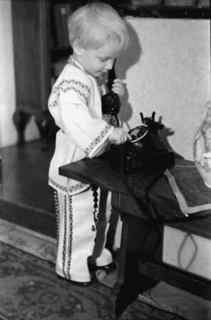 Bukarest: Söhnchen [Festenberg], am Telefon im rumänischen Kostüm